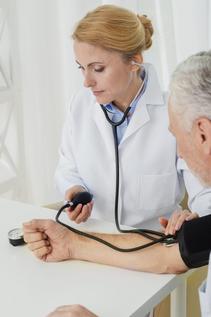 doctor-inflando-el-manguito-de-presion-arterial