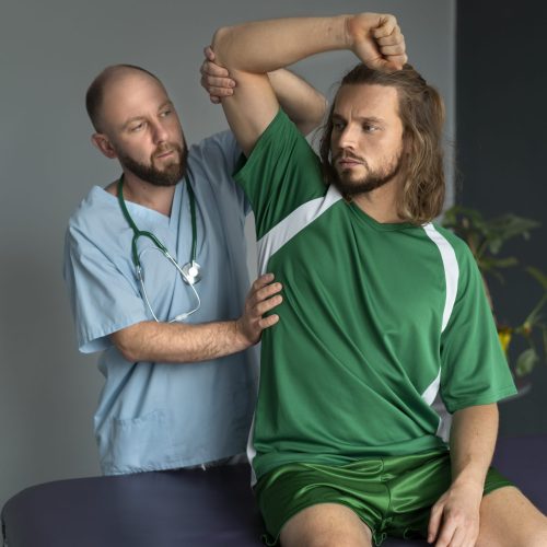 atleta-haciendo-tiro-medio-de-fisioterapia